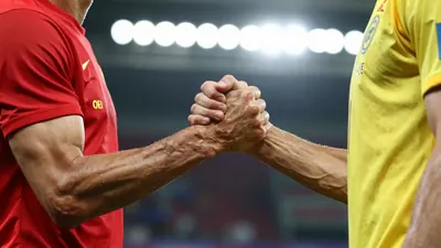 Emil Forsberg und Marco Reus schüttelten sich nach dem Bundesliga-Spiel zwischen RB Leipzig und Borussia Dortmund im...